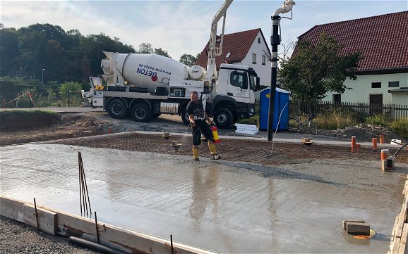 Gießen der Bodenplatte für Kern-Haus in Großsteinberg