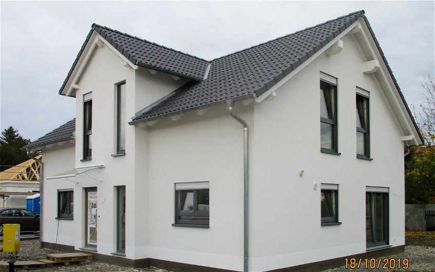 Fertigstellung des Kern-Haus Familienhauses mit Giebel in Leipzig