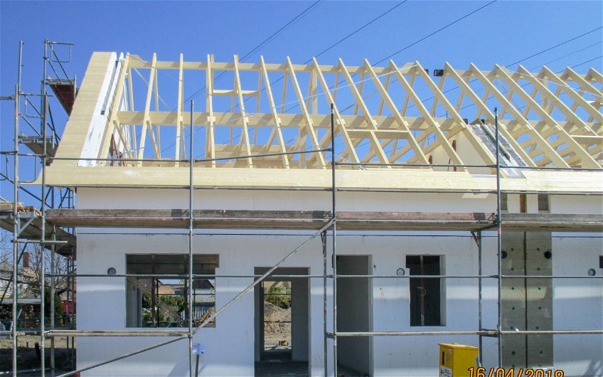 Fertigstellung des Dachstuhls für Kern-Haus Doppelhaushälfte in Lindenthal