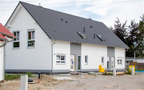Doppelhaus mit grauen Farbakzenten in Kern-Haus Baugebiet in Leipzig