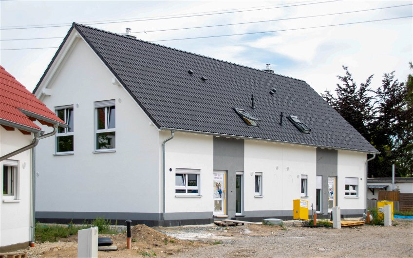 Doppelhaus mit grauem Außenputz in Kern-Haus Baugebiet in Leipzig
