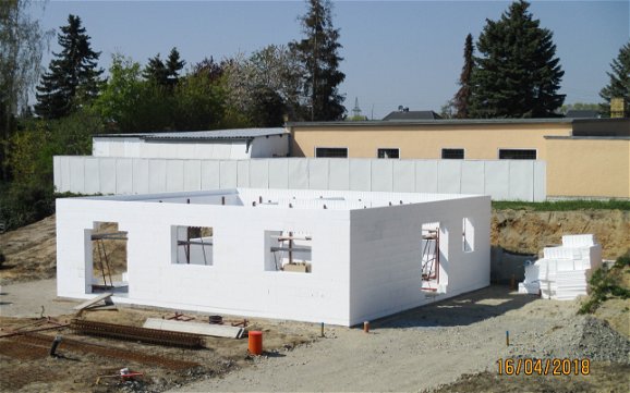Fertigstellung des Erdgeschossrohbau für Kern-Haus in Lindenthal