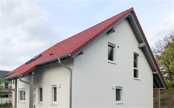Außenputz und rote Dacheindeckung des Kern-Haus Satteldachhaus in Erdmannshain