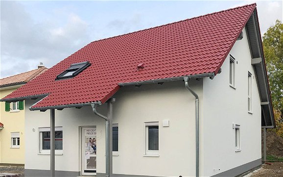 Außenputz und rote Dacheindeckung des Kern-Hauses in Erdmannshain