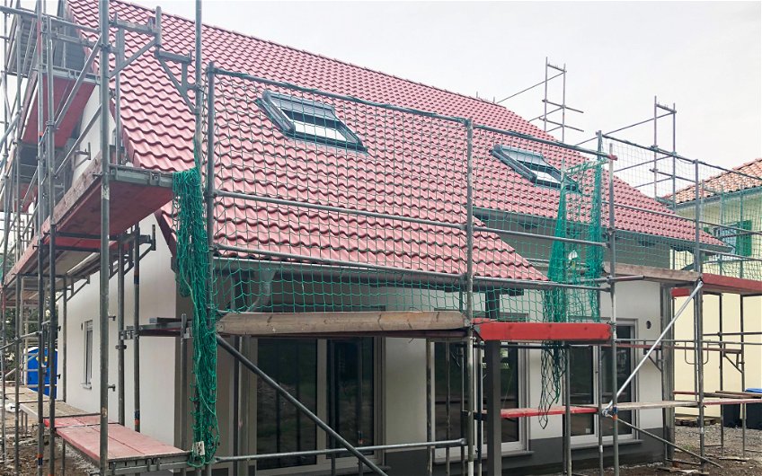 Außenputz Fenstereinbau und Dacheindeckung des Kern-Hauses in Erdmannshain