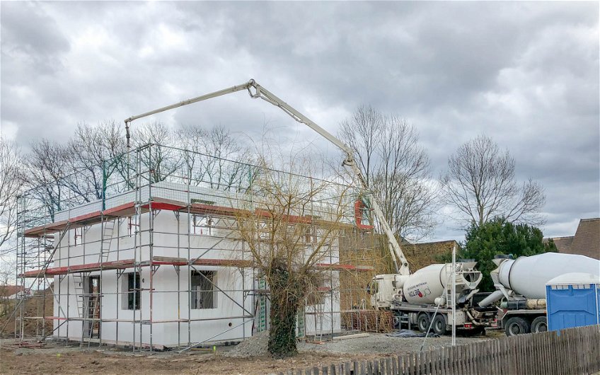 Einfüllen des Betons in DuoTherm Wände in Kern-Haus Rohbau in Naunhof