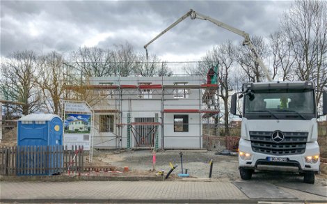 Stadtvilla Rohbau mit Anlieferung Beton für Kern-Haus in Naunhof