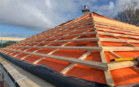 Vorbereitung Dacheindeckung für Kern-Haus in Erdmannshain