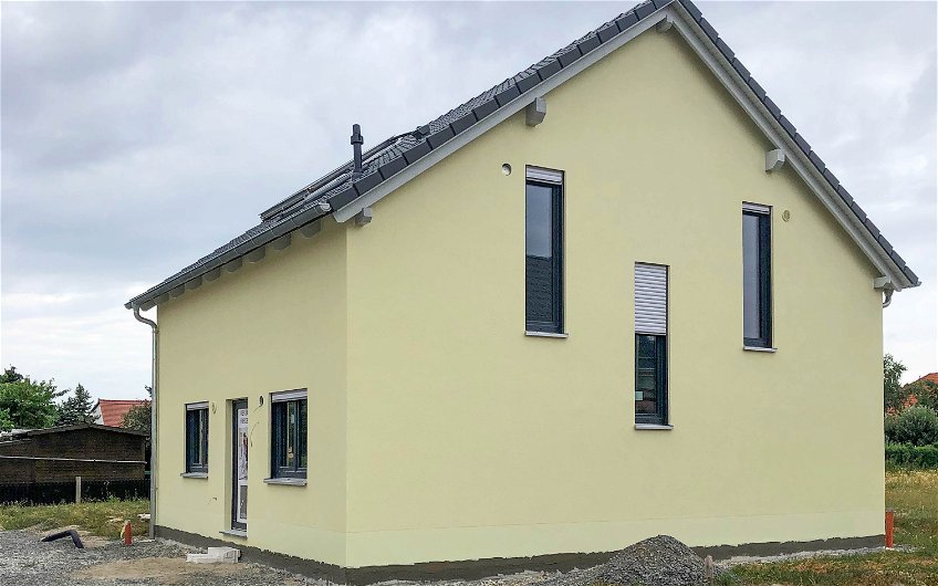 Kern-Haus Familienhaus mit gelbem Außenputz in Großpösna