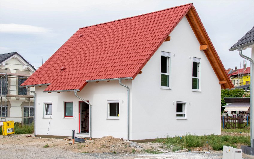 Kern-Haus Rohbau mit rotem Dach und weißem Putz in Leipzig