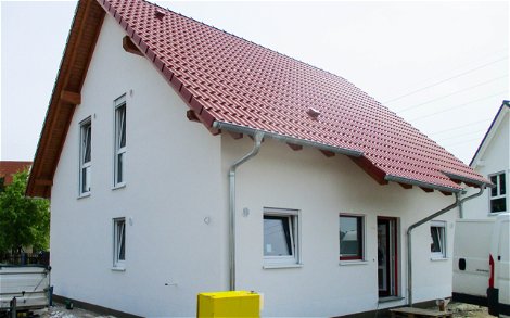 Eingangsseite Kern-Haus Rohbau mit rotem Dach in Leipzig