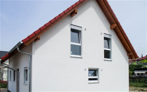 Kern-Haus Rohbau Giebelseite mit Kämpferfenster in Leipzig