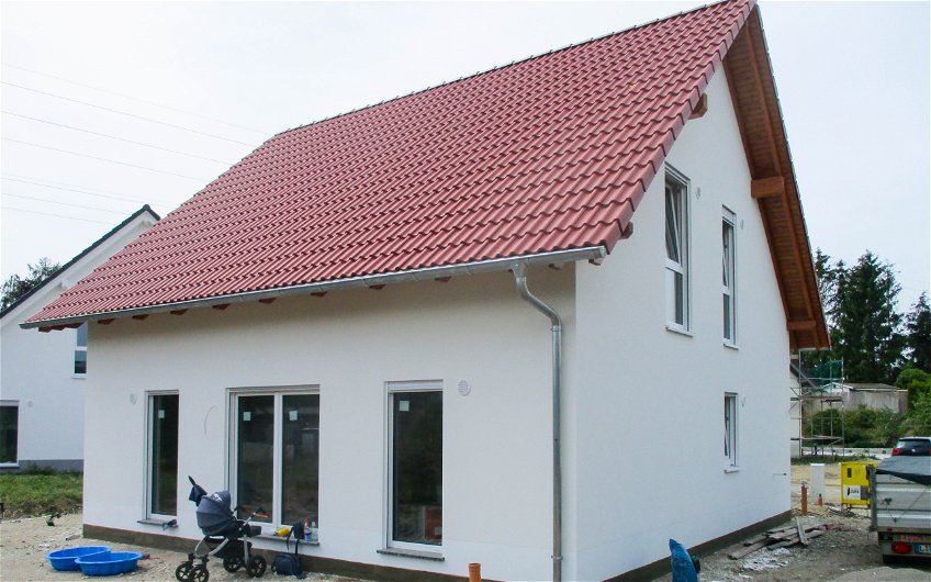 Kern-Haus Rohbau mit rotem Dach und weißem Außenputz in Leipzig