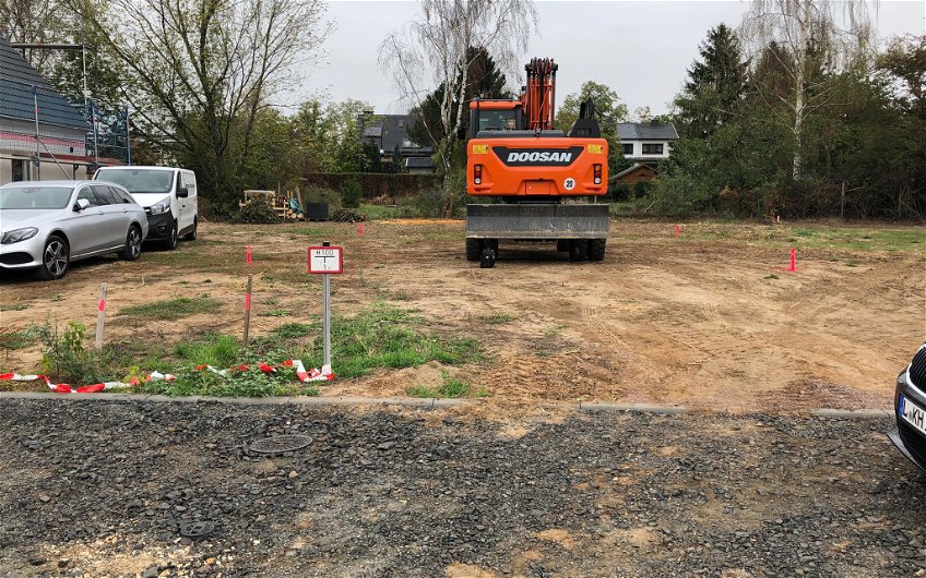 Beginn der Tiefbauarbeiten mit Bagger auf Grundstück für Kern-Haus in Schkeuditz