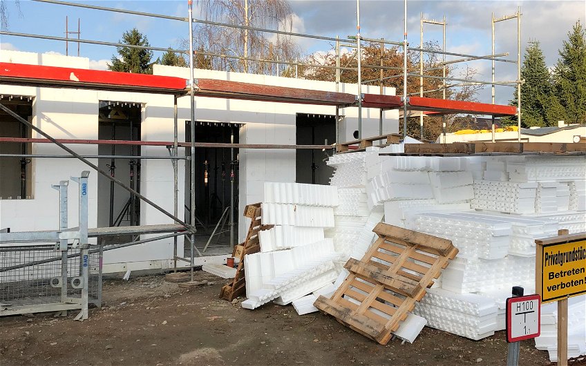 Erdgeschossrohbau mit bereit liegenden DuoTherm-Elemten für Kern-Haus Rohbau in Schkeuditz