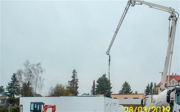 Verfüllen der DuoTherm-Wände mit Beton für Kern-Haus Bungalow in Lindenthal