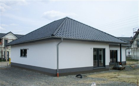 Kern-Haus Bungalow mit weißem Außenputz und grauem Dach in Leipzig