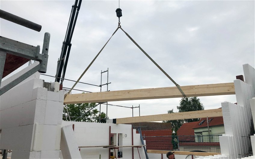 Anlieferung des Dachstuhls mit Krank für Kern-Haus Rohbau in Göbschelwitz