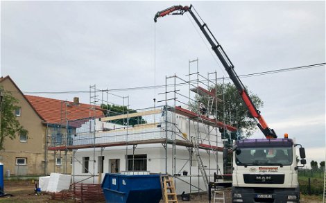 Aufbau des Dachstuhls auf Kern-Haus Rohbau in Göbschelwitz