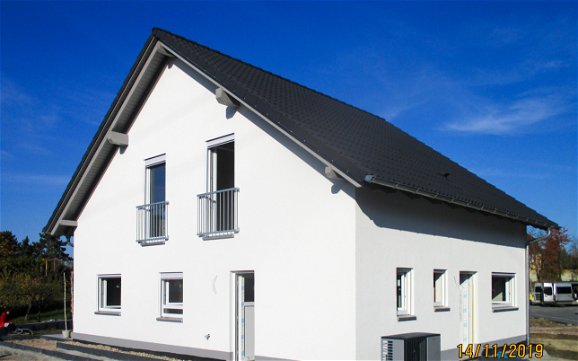 Außenputz Giebelseite und französische Balkone für Kern-Haus Familienhaus in Leipzig
