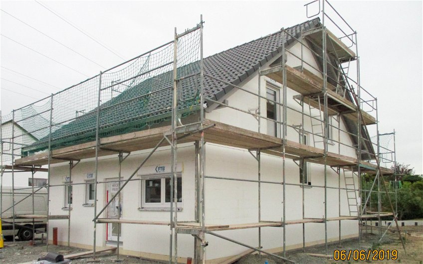 Einbau Fensterelemente und Dachdecken in Kern-Haus Rohbau in Leipzig Lindenthal