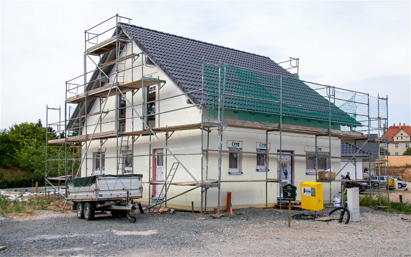 Kern-Haus Familienhaus Rohbau mit Gerüst in Leipzig