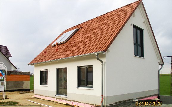 Außenputz und rote Dacheindeckung des Kern-Haus in Grimma