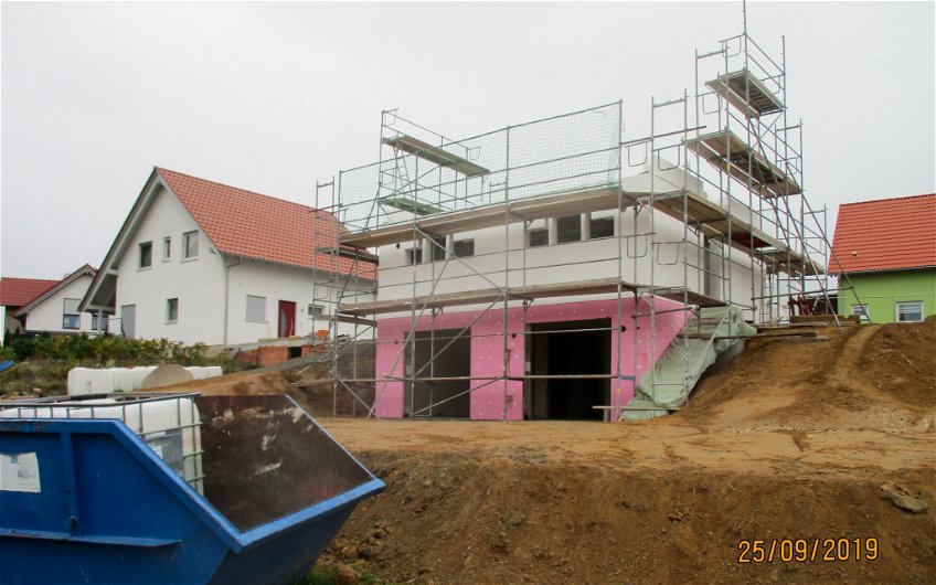 Keller und Erdgeschossrohbau am Hang für Kern-Haus in Grimma 
