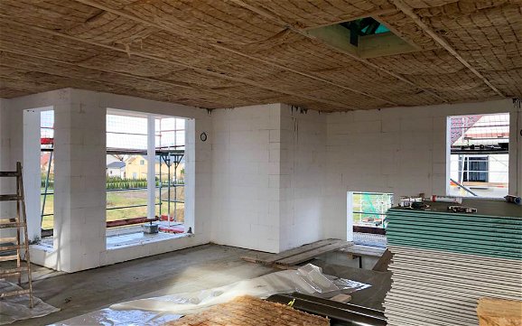 Dämmung der Decke zum Dachboden im Obergeschoss der Kern-Haus Stadtvila Rohbaus in Landsberg