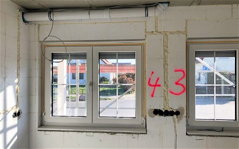 Elektroinstallationen an Fenster in Kern-Haus Rohbau in Landsberg
