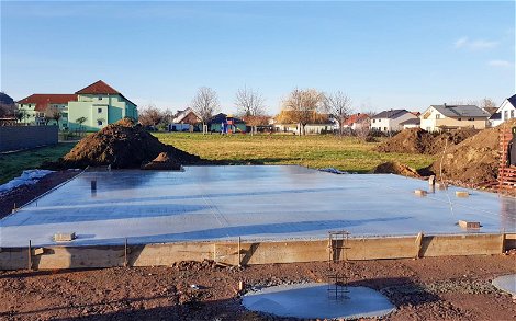 Frisch gegossener Beton für Bodenplatte des Kern-Haus in Landsberg