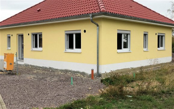 gelber Außenputz auf Kern-Haus Bungalow in Pohritzsch