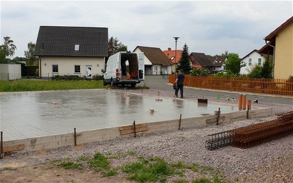 Frisch betonierte Bodenplatte für Kern-Haus in Pohritzsch