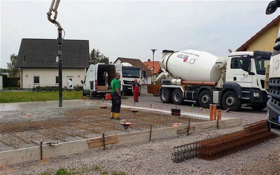 Verfüllen der Bodenplatte mit Beton für Kern-Haus in Pohritzsch