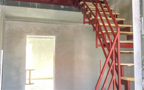 Baustellentreppe mit Galerie in Kern-Haus Rohbau in Göbschelwitz