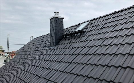Dacheindeckung mit Schornstein auf Kern-Haus Rohbau in Göbschelwitz