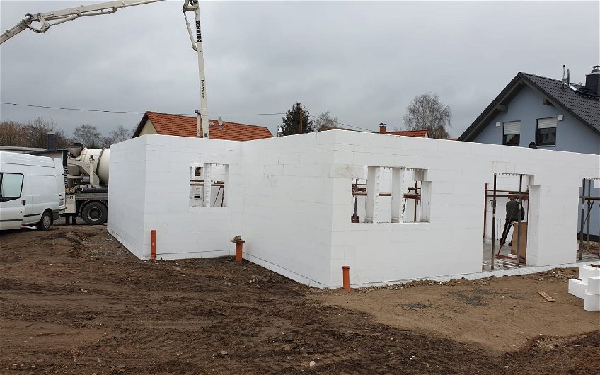 Erdgeschosswände beim Verfüllen mit Beton für Kern-Haus Rohbau in Göbschelwitz