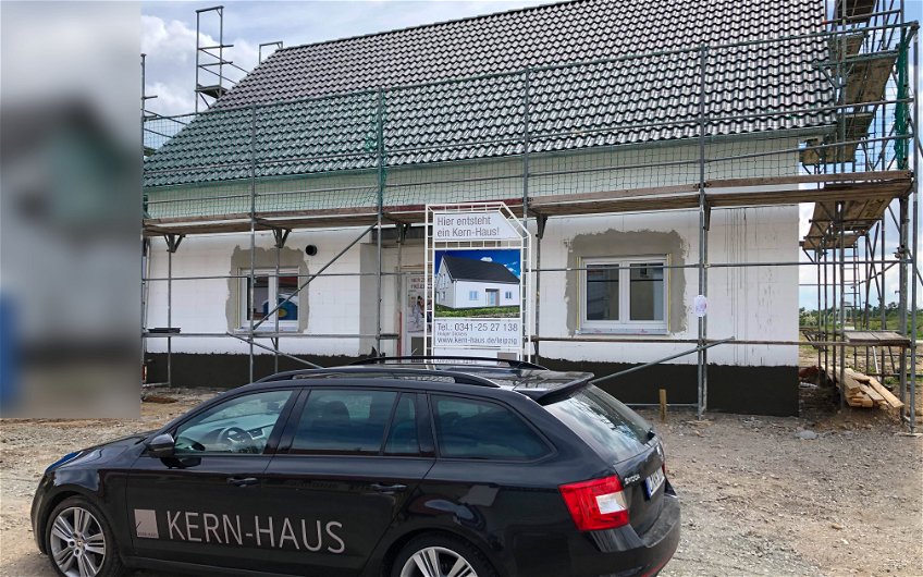 Kern-Haus Rohbau mit Dacheindeckung mit Bauschild und Kern-Haus Auto in Göbschelwitz