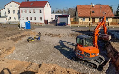 Vorbereitung der Herstellung des Gründungspolsters für Kern-Haus in Göbschelwitz