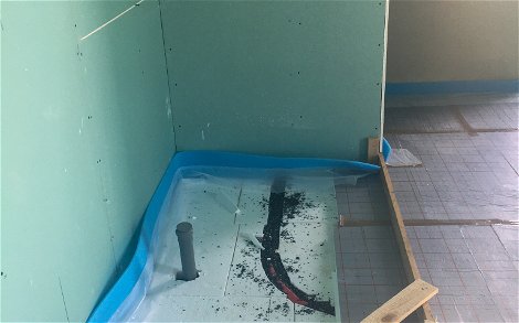 Aussparung der Heizschleifen für Dusche in Bad der Kern-Haus Stadtvilla Signus