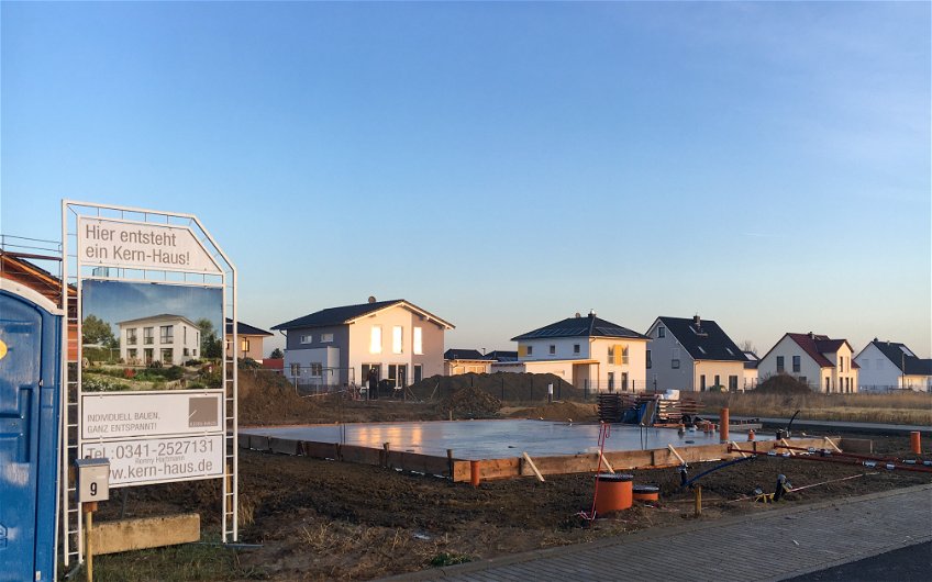 Fertigstellung Bodenplatte für Kern-Haus Stadtvilla in Kitzscher