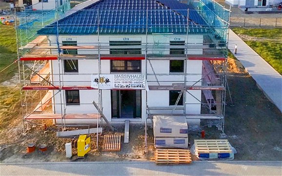 Draufsicht der Dacheindeckung und Fenstereinbau der Kern-Haus Stadtvilla in Kitzscher