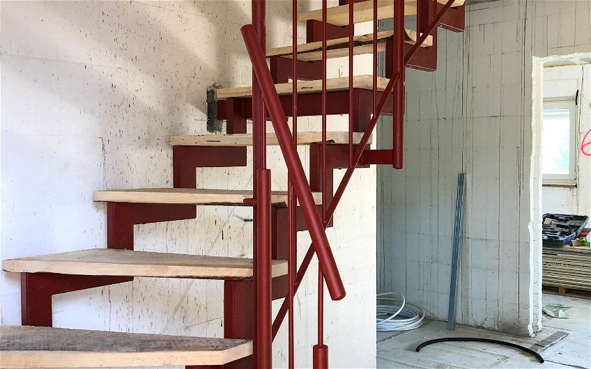 Baustellentreppe im Flur des Kern-Haus Rohbaus in Mockau