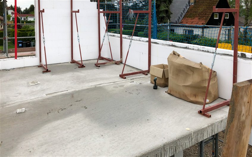 Zwischendecke mit Ständer für DuoTherm und Aussparung für Treppe für Kern-Haus Rohbau in Leipzig Mockau