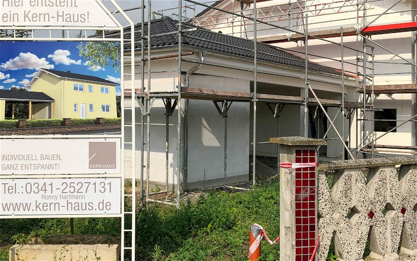 Bauschild vor Kern-Haus Rohbau mit Carport in Delitzsch