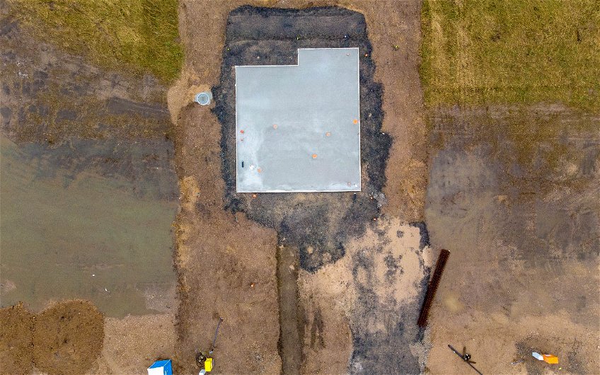 Fertigstellung der Bodenplatte für Kern-Haus in Eilenburg in der Vogelperspektive