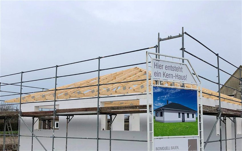 Decken des Dachstuhls für Kern-Haus Bungalow in Schweta