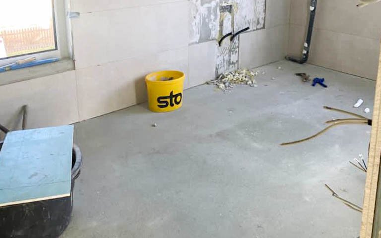 Vorbereitungen der Sanitärendmontage im Bad des Kern-Haus Luce in Jesewitz