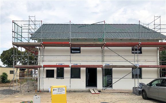Einbau von Fenster und Dacheindeckung für Kern-Haus Luce in Jesewitz