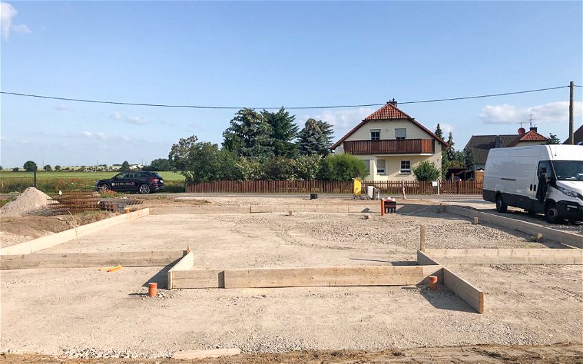 Schalung für Bodenplatte des Kern-Haus Luce in Jesewitz